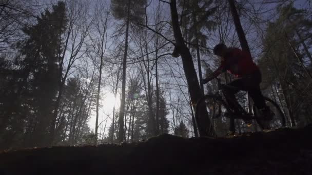 山地自行车手走下坡 — 图库视频影像