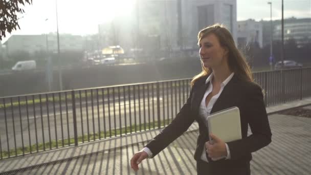 Молода бізнес-леді збирається працювати — стокове відео