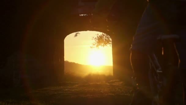 Mountainbiker bei Sonnenuntergang — Stockvideo