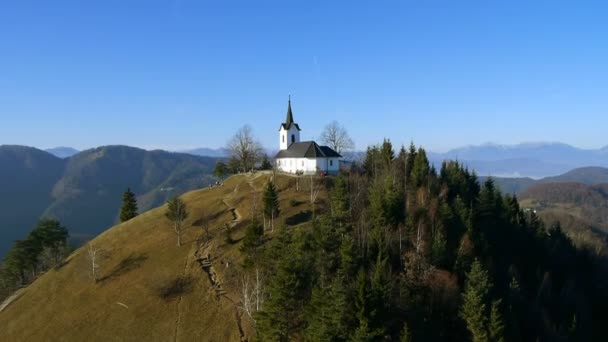 Igreja na colina — Vídeo de Stock