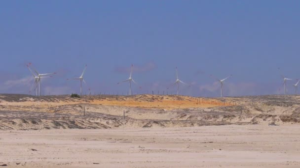 Turbinas eólicas no deserto — Vídeo de Stock