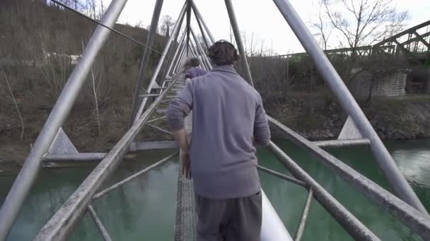 Kör över bron — Stockvideo