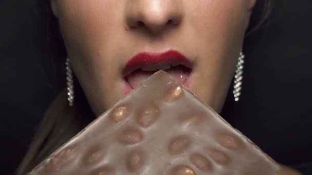 Vrouw die chocolade eet — Stockvideo