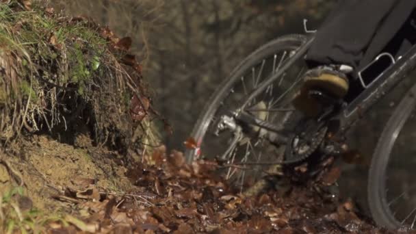 骑自行车的人在一个回合中制动 — 图库视频影像