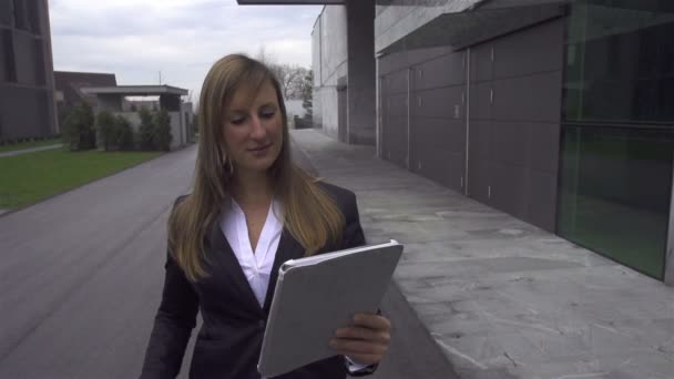 Businesswoman ottiene buone notizie su tablet digitale — Video Stock