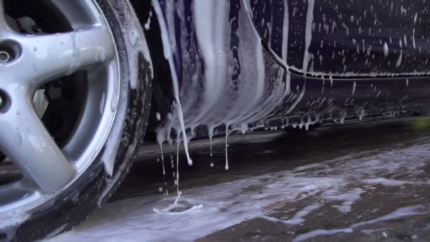 Bir araba yıkama — Stok video