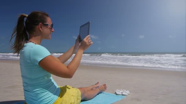 Dijital tablet ile fotoğraf çekmek — Stok video