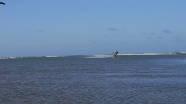 Kiteboarder стрибає високо — стокове відео