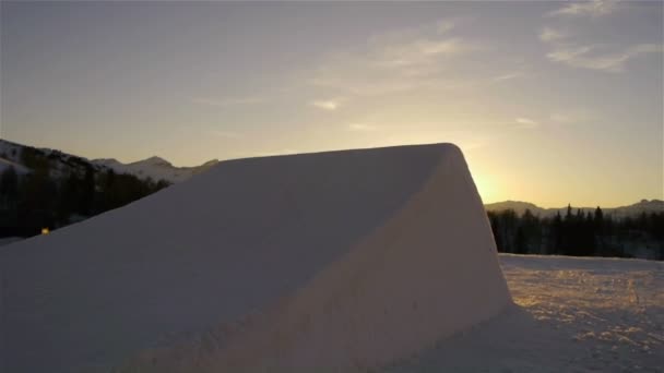 Snowboarder saltando sobre un pateador — Vídeos de Stock