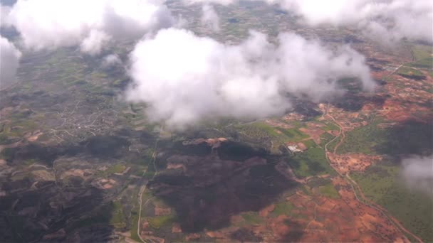 Vliegen tussen de wolken — Stockvideo