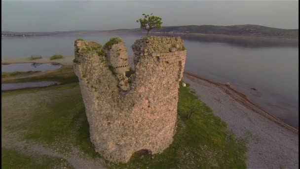 Volando alrededor de la antigua fortaleza — Vídeo de stock