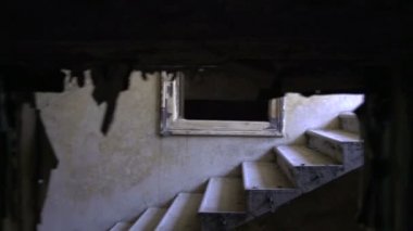 terk edilmiş evde merdiven