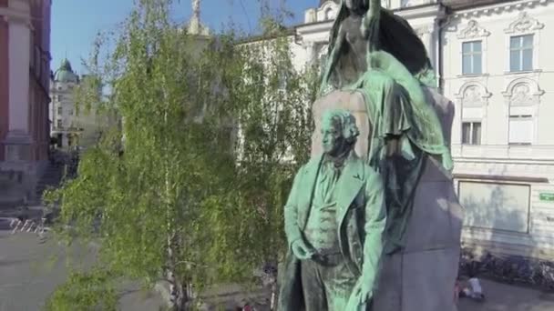 Вокруг статуи — стоковое видео