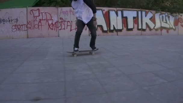 Скейтбордист исполняет трюки — стоковое видео