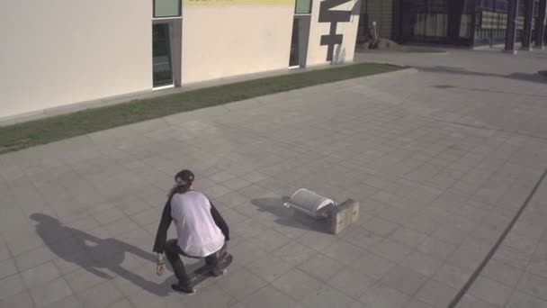 Skateboarder делает удар флип — стоковое видео