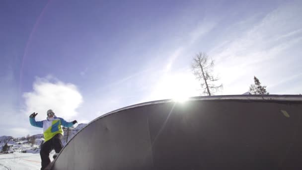 Snowboarder monta una caja de arco iris — Vídeo de stock