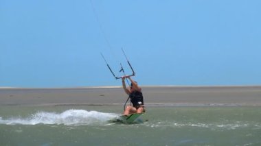 bir numara kadın kiteboarder gerçekleştirir