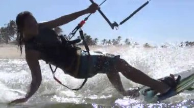 gülümseyen genç kadın kiteboarding