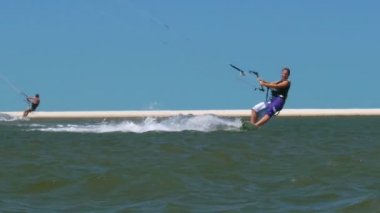 kadın kiteboarding sürme