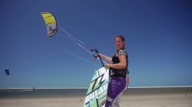 uçurtma uçuran bir kiteboarder