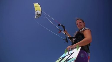 genç kadın kiteboarder