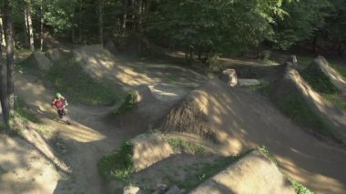 Motorcu BMX backflip yapar