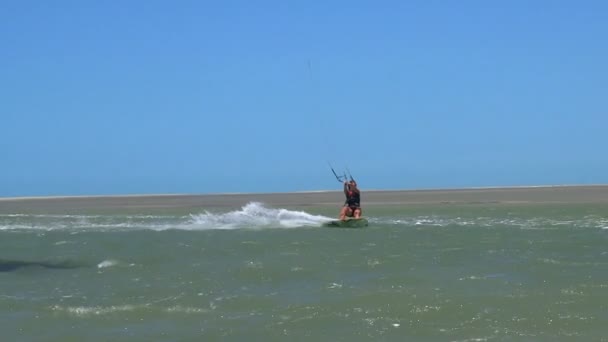 Kiteboarder mujer saltando — Vídeo de stock