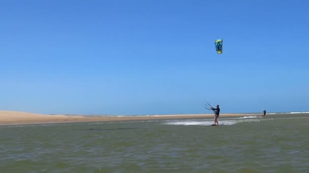 Kiteboarder 跳跃和崩溃 — 图库视频影像