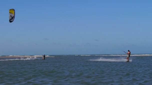 Kiteborder salto e fiação — Vídeo de Stock