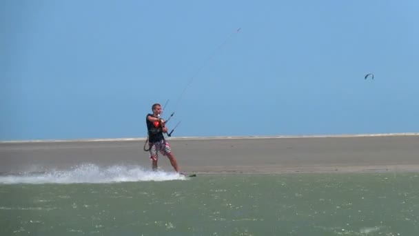 Kiteboarder salpicando un agua — Vídeos de Stock