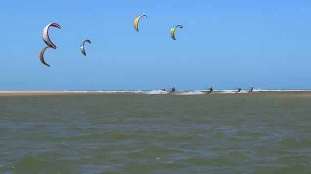 Kitesurfers cavalgando em direção à câmera — Vídeo de Stock