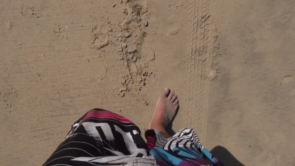 Caminando por la playa de arena — Vídeos de Stock