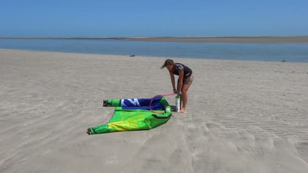 Θηλυκό kiteboarder, φουσκώνοντας ένα χαρταετό — Αρχείο Βίντεο