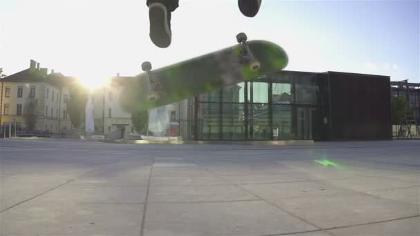 Skater przerzuć na zachodzie słońca — Wideo stockowe