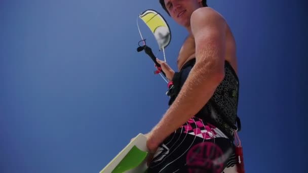 Leende kiteboarder flyger en drake — Stockvideo