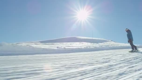 Сноуборд вниз по лыжному склону — стоковое видео
