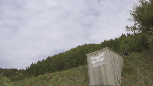 Mountainbiker springt hoch — Stockvideo