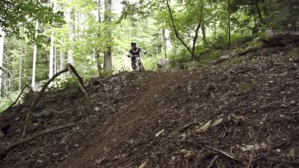 Vélo chevauchant la pente raide 