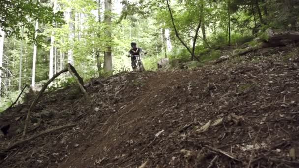 Biker fährt den steilen Hang hinunter — Stockvideo