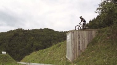 Motorcu yolu üzerinden atlama