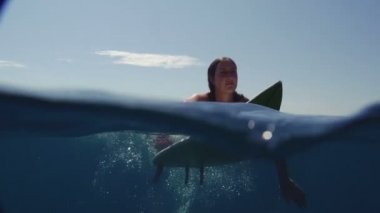 kadın sörfçü kürek çekmeye