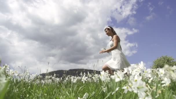 Женщина бежит по цветочному полю — стоковое видео