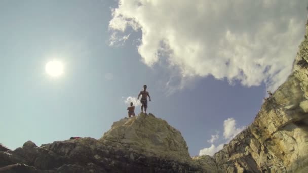 Man jumps into the ocean — Stock Video