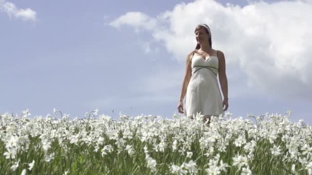 Mujer caminando en el campo de flores — Vídeos de Stock