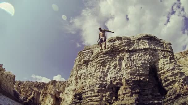 남자가 바다로 점프 — 비디오