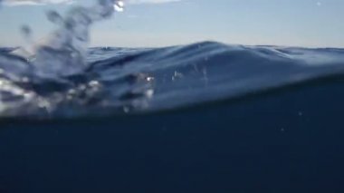 genç bir kadın dışarı kürek çekmeye