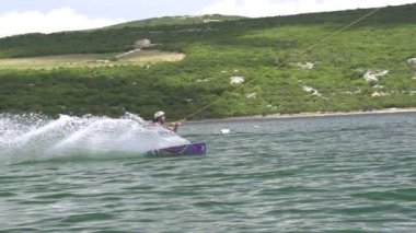 wakeboarder aşırı atlama
