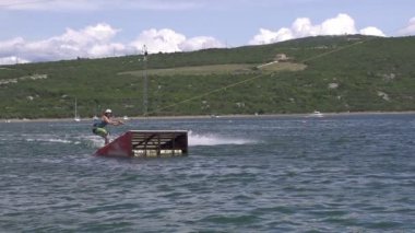 ağır çekim: wakeboarder atlar üzerinde kicker