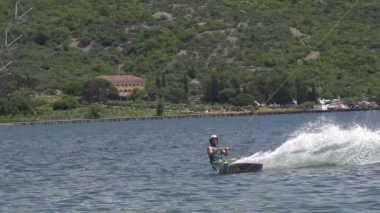 profesyonel wakeboarder yüksek atlar