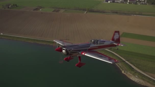 Aviones volando sobre el lago — Vídeos de Stock